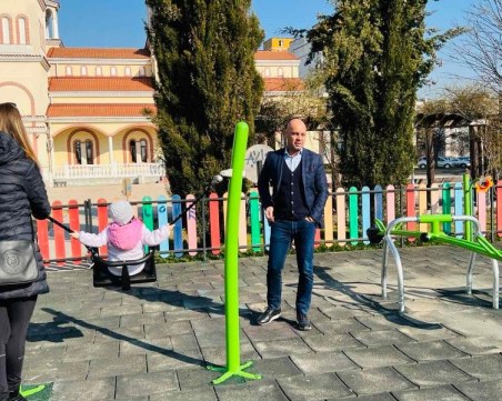 Обновиха детската площадка до църквата в 
