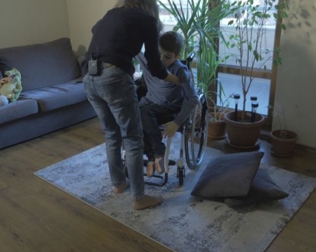 Здравен абсурд: НЗОК одобрява скъпо лечение на деца, но после отказва да го плати