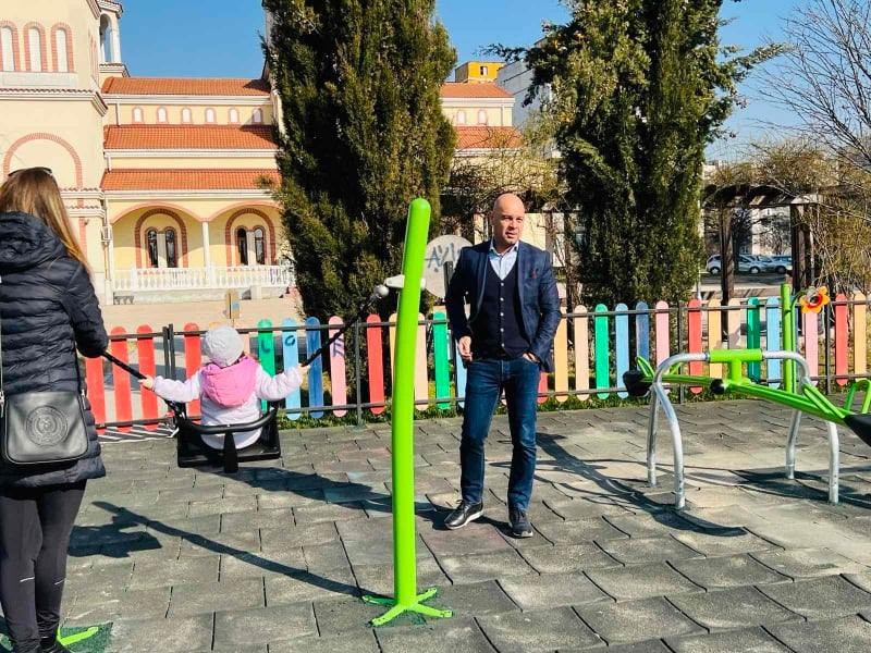 Обновиха детската площадка до църквата в