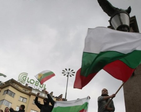 Българите се готвят за протести, депутатите си вдигат заплатите