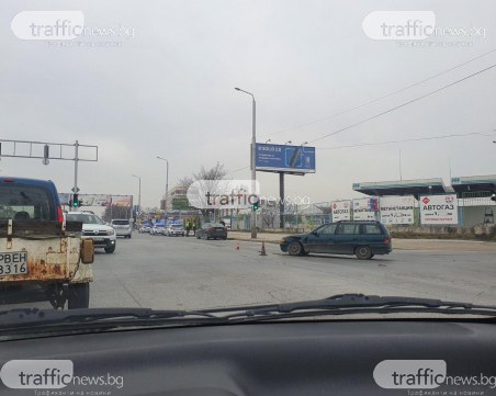 Две коли се удариха в Пловдив, има пострадал