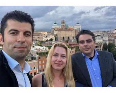 Премиерът Кирил Петков живее в жилище на приятел, вицето му Асен Василев няма кола