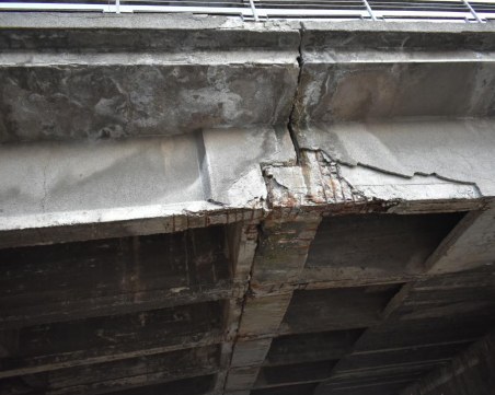 Ремонтират спешно мост, променят маршрут в Карловско