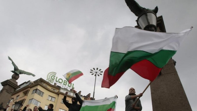 Българите се готвят за протести, депутатите си вдигат заплатите