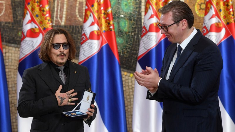 Холивудската звезда Джони Деп получи най-високия сръбски орден. Актьорът беше