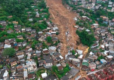 Най малко 94 души са загинали при свлачища и наводнения в