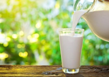 Чаша мляко съдържа голямо количество калций което е важно за