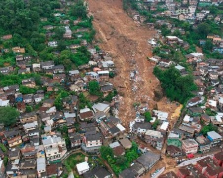 94 жертви на наводнение в Бразилия, спасители търсят още оцелели