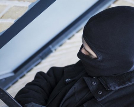 Апаш задигна телефон от болница в Пловдив, друг нахлу в затворено за ремонт заведение