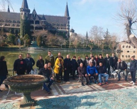 Кметът на Забърдо заведе ваксинираните жители на почивка