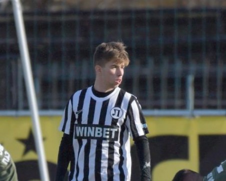 Локомотив се раздели с халф