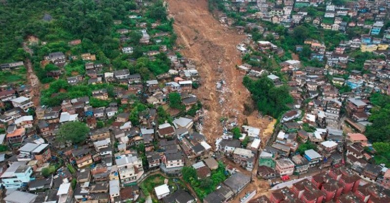 94 жертви на наводнение в Бразилия, спасители търсят още оцелели