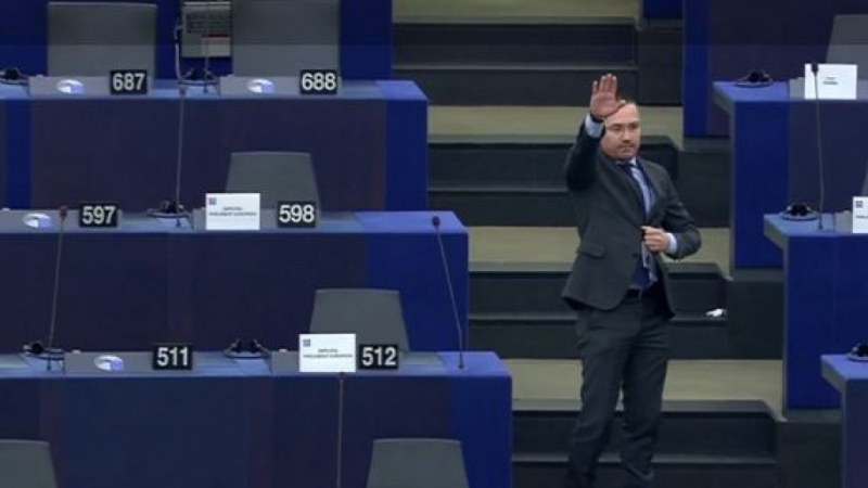 Скандал с Джамбазки в ЕП: Показа жест, който прилича на нацистки поздрав