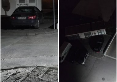 Лъскав мерцедес системно паркира върху тротоара пред хидрофор в пловдивския
