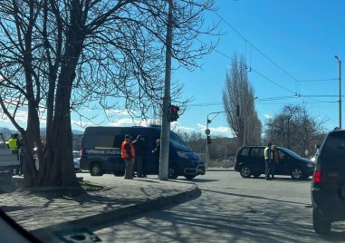Силният вятър в Пловдив събори част от светофарна уредба в