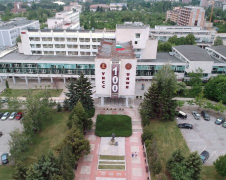Близо 1000 студента от УНСС са против присъственото обучение
