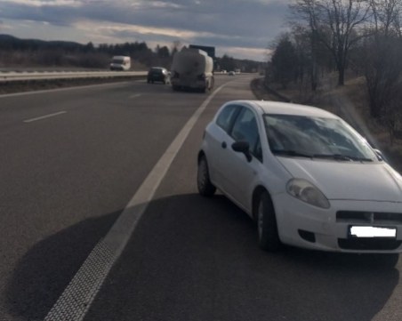 На косъм от трагедия: 71-годишен шофира в насрещното на АМ 