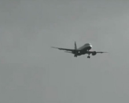 Силни ветрове затрудниха кацането на самолети на летище 