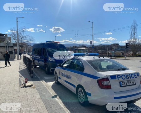 Силният вятър събори светофар върху бус и кола в Кючука