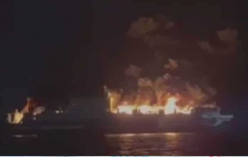 Пожар е избухнал на ферибот пътуващ от Гърция за Италия.
