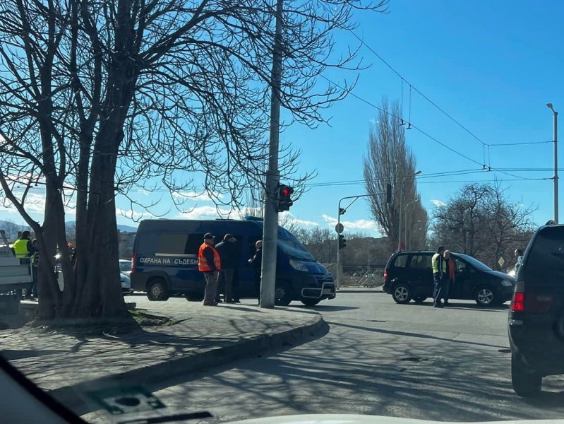 Силният вятър в Пловдив събори част от светофарна уредба в