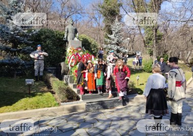 Стотици пловдивчани се поклониха пред паметника на Васил Левски на централната