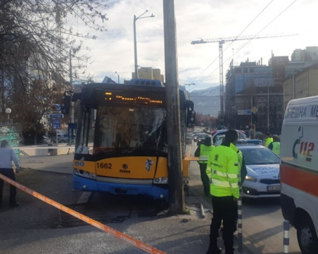 Тролейбус се заби в стълб в София, има пострадал