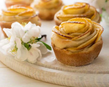 Удоволствие за сетивата - вкусни ябълки в бутер тесто