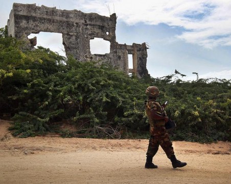 В навечерието на изборите: Самоубийствен атентат с 10 жертви порази Сомалия