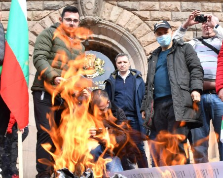 Автошествието на ВМРО блокира центъра на София, гориха сметки