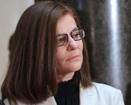 Генчовска: Заставаме плътно зад Украйна, готови сме с пакет от санкции за Русия