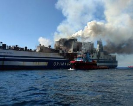 Има оцелял в горящия ферибот, започва акция по спасяването му