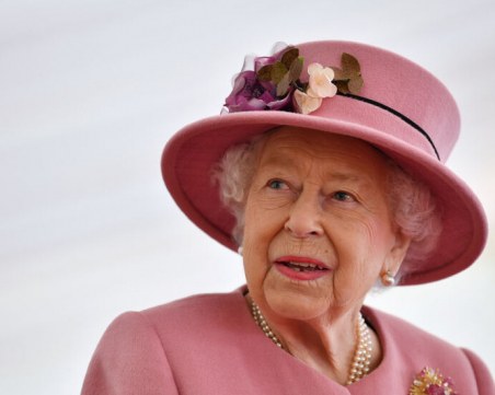 Кралица Елизабет е с COVID-19