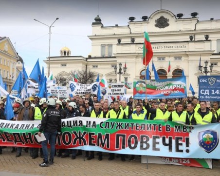 Над 5000 полицаи и пожарникари на протест за по-високи заплати, няма да отстъпят