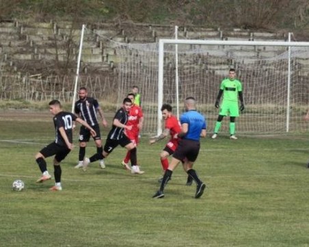 Розова долина победи с 2:1 Локомотив-2 в Казанлък