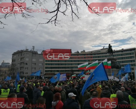 Служители на МВР излязоха на протест в София