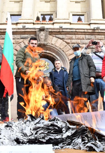 Автошествието на ВМРО блокира центъра на София, гориха сметки