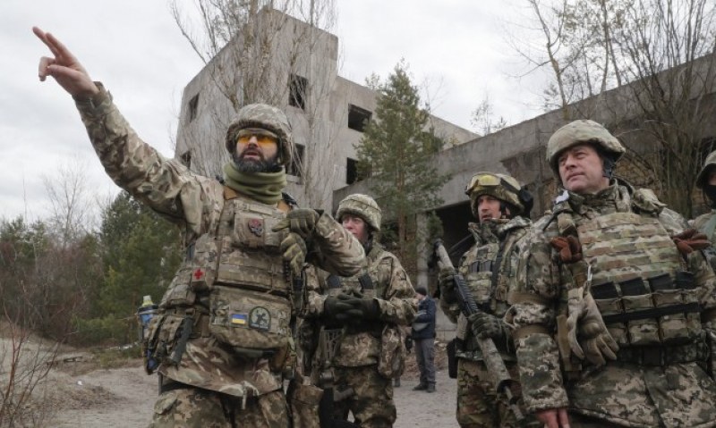 Кризата в Украйна: НАТО очаква война, танкове влязоха в Донбас