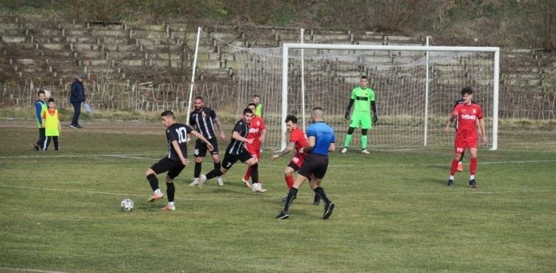 Розова долина победи с 2:1 Локомотив-2 в Казанлък