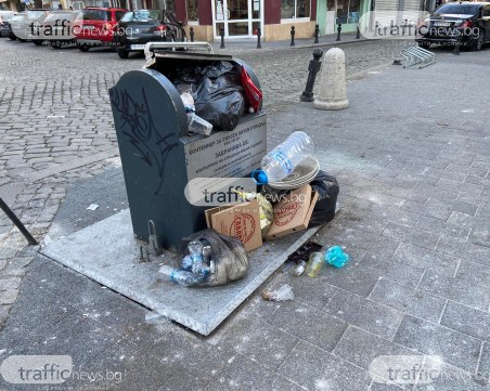 Грозна гледка на Главната! Боклуци извират от подземните контейнери
