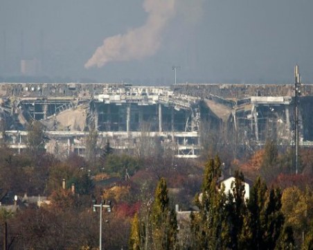Обявиха извънредно положение в Донецк, избухнали са взривове на летището