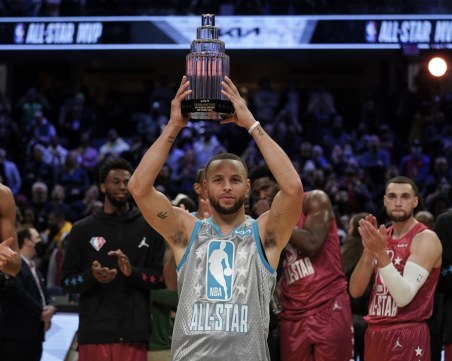 Отборът на ЛеБрон Джеймс спечели 