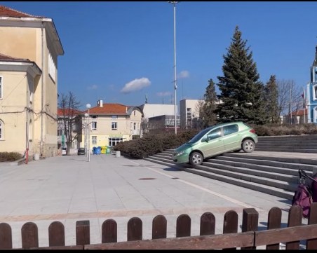 Шофьор изкачи по абсурден начин паметник в Панагюрище