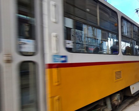 Трамвай блъсна 15-годишно момиче в София