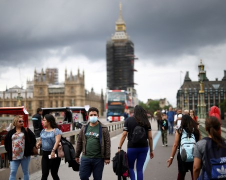 Великобритания сваля всички COVID ограничения, махат и задължителната карантина