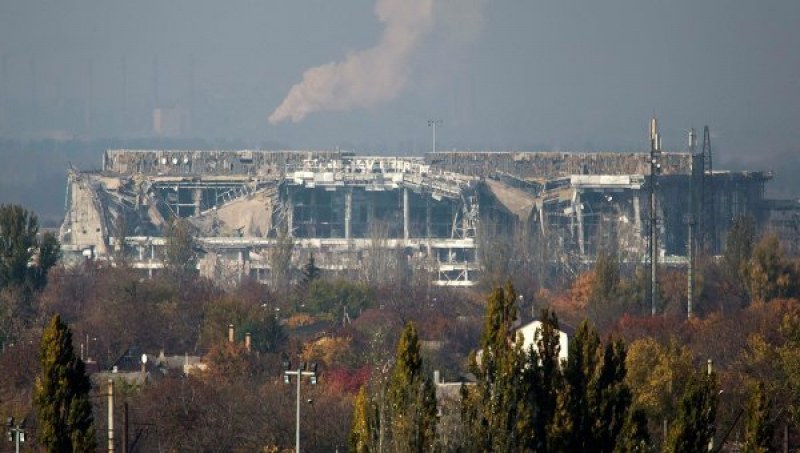Обявиха извънредно положение в Донецк, избухнали са взривове на летището