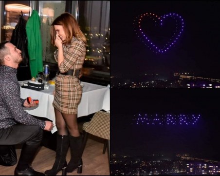 Страхотно предложение за брак със светлинно шоу огря и Пловдив