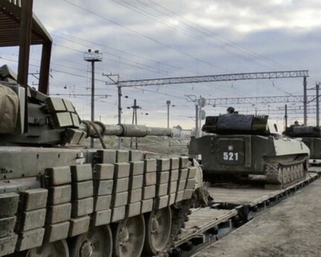 Танкове преминават през Донецк, САЩ обяви санкции