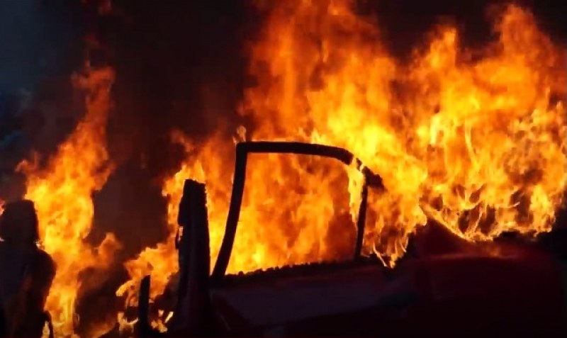 Трима младежи предизвикаха пожар в Столипиново! Огънят обхванал заведение и фризьорски салони