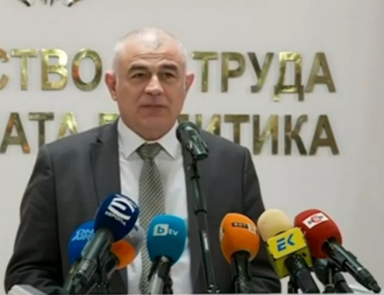 Вдигат социалните пенсии с до 42 лв. след спешна среща между управляващите